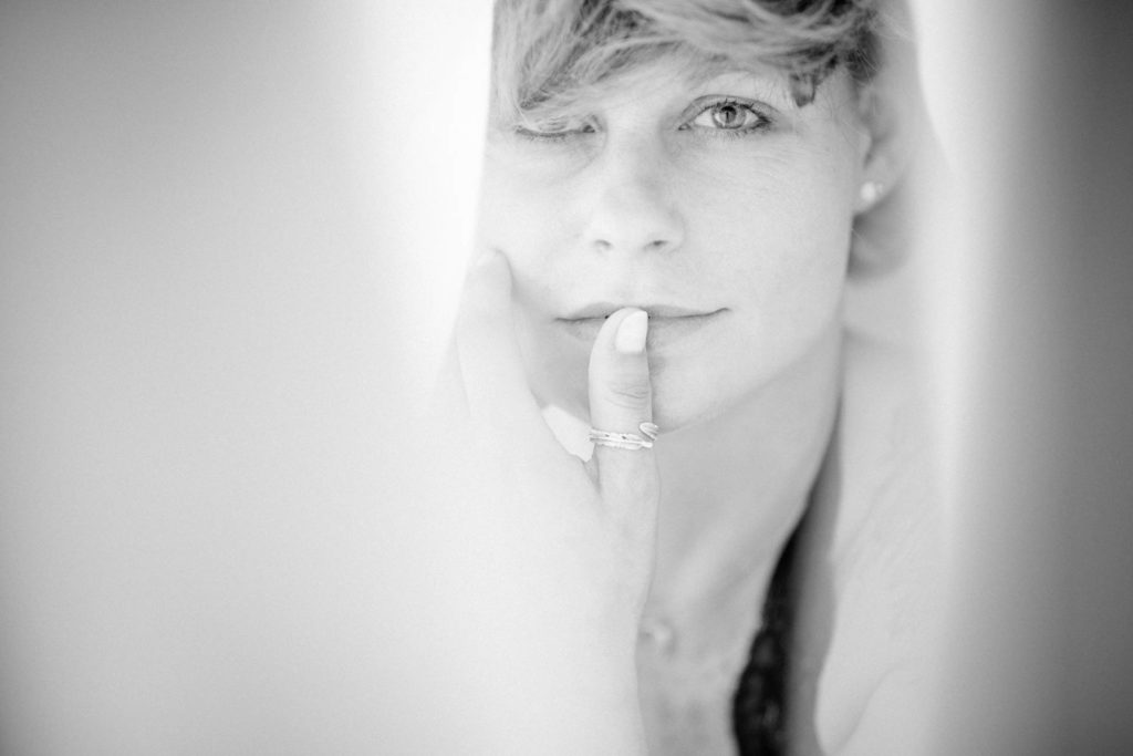 Nahes Portrait beim Fotoshooting mit natürlichem Licht unter einem weißen Tuch in Dortmund