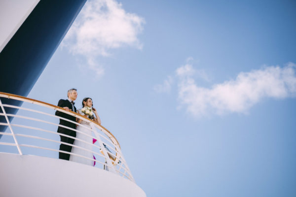 Hochzeitspaar auf einem Kreuzfahrtschiff